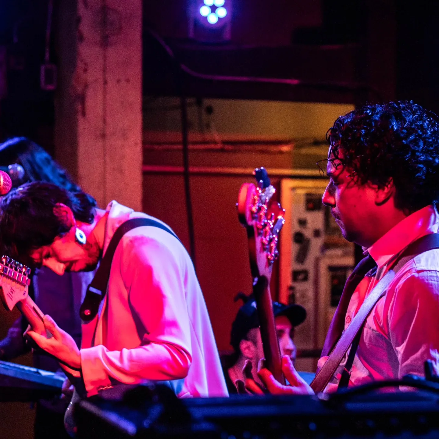 Phuyu y la Fantasma en vivo bajo luces de neón